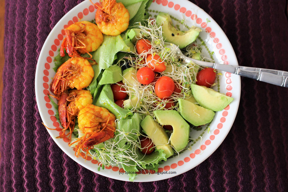 Spicy-Shrimp-with-Avocado-and-Alfalfa-sprouts-salad