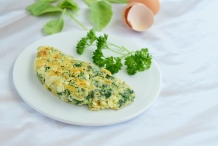 Egg-white-spinach-alfalfa-sprout-omelette