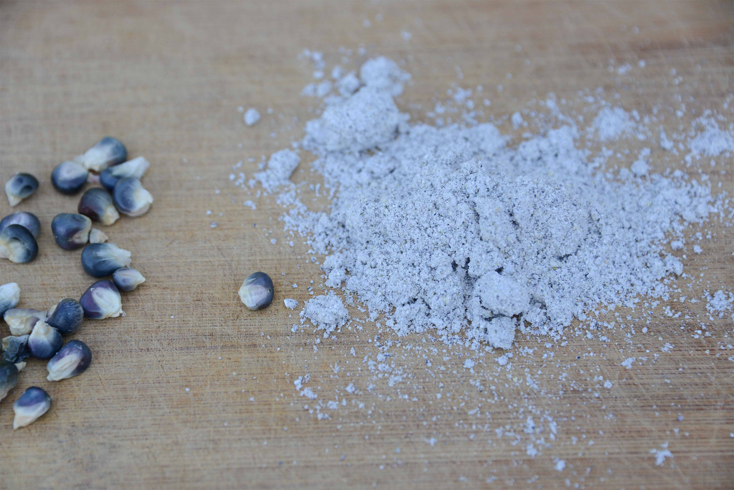 Blue-corn-kernels-and-flour