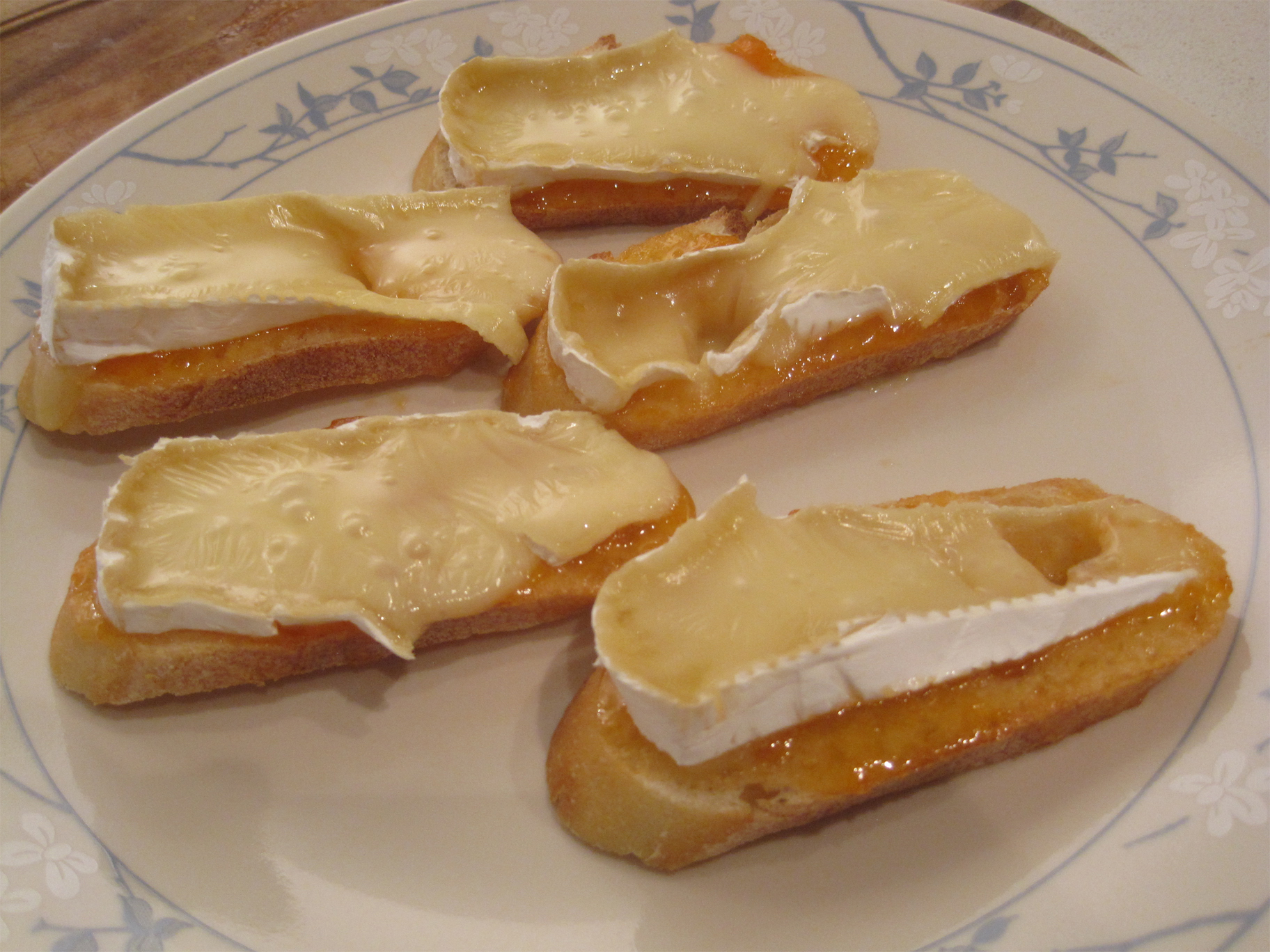 Baked-Brie-and-Apricot-Jam-Crostini