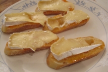 Baked-Brie-and-Apricot-Jam-Crostini