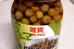 Jar-of-Taiwanese-Cordia-dichotoma-fruits-with-ginger