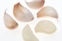 Garlic-cloves-unpeeled