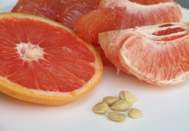 Sliced-Grapefruit-&-seeds