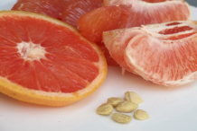 Sliced-Grapefruit-&-seeds