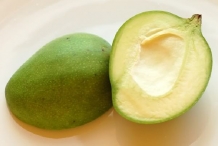 Half-cut-Kalimantan-mango-unripe