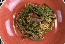 Stir-fry-beef-with-instant-noodles