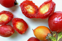 image-showing-pulp-and-seeds-of-Peanut-Butter-Fruit
