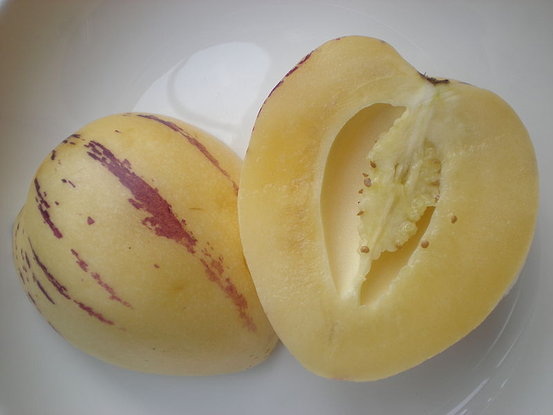 Half-cut-Pepino-melon