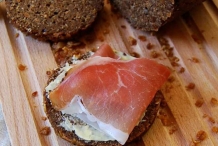 Pumpernickel-with-ham