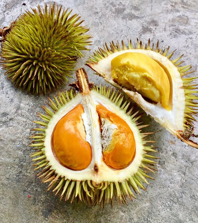 Half-cut-Yellow-Durian-fruit