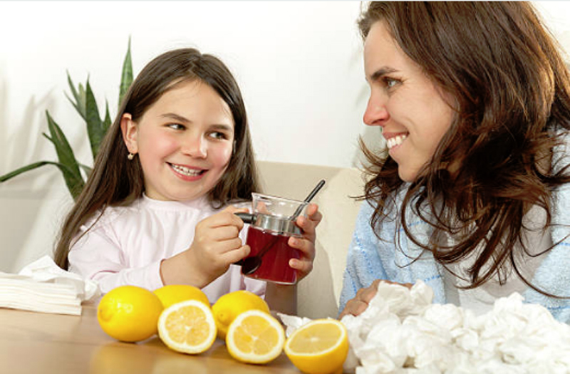 Дочь пьет что делать. Простуда мама и дочка. Мама и ребенок борьба с простудой. Мать и дочь пьют чай. Фото папа и дочь пьют чай Дагестане.